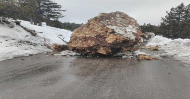 100 tonluk kaya yola düştü