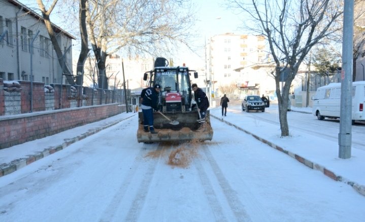 Gülnar Belediyesi Buzlanma ve Karla Mücadele Çalışmalarını Aralıksız Sürdürüyor
